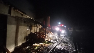 Akyazı'da atölye yangını, 25 bin kaşık yandı