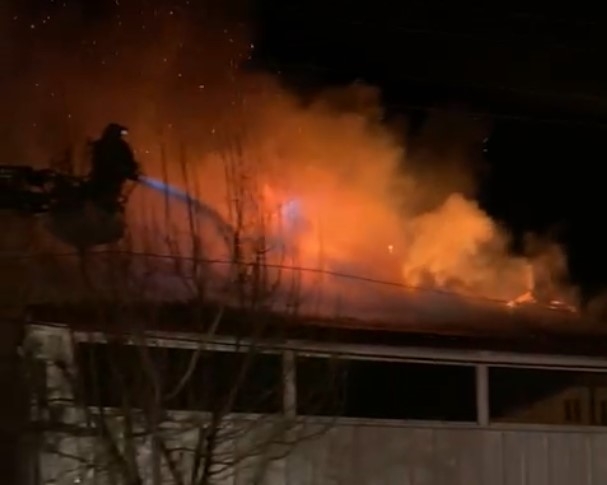 Akyazı'da çatı katı alev alev yandı