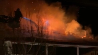 Akyazı'da çatı katı alev alev yandı