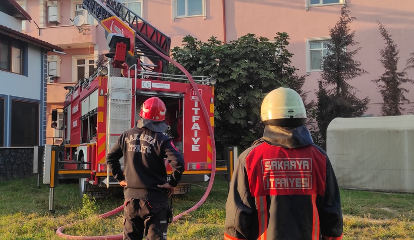 Akyazı'da çatı yangını