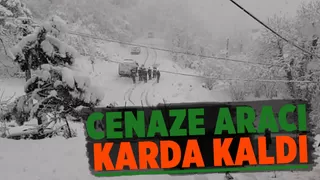 Akyazı'da cenaze aracı karda kaldı