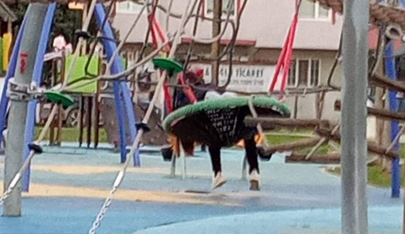 Akyazı'da çocuk parkında uygunsuz görüntüler