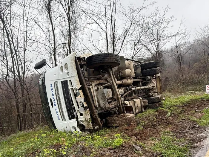 Akyazı'da çöp kamyonu devrildi: 3 yaralı