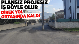 Akyazı'da direk yol ortasında kaldı