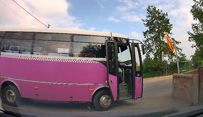 Akyazı'da halk otobüsü şoförü yolu kapatıp yolcu indirdi