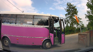 Akyazı'da halk otobüsü şoförü yolu kapatıp yolcu indirdi