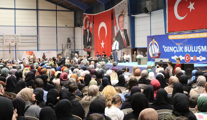 Akyazı'da Hayati İnanç'la Gençlik Buluşması