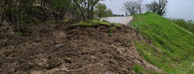 Akyazı'da heyelan; Yol ulaşıma kapandı