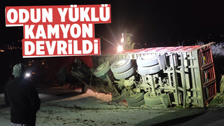Akyazı'da kamyon devrildi