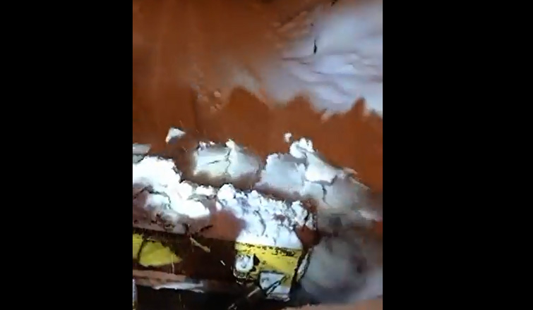 Akyazı'da kar yolları kapadı