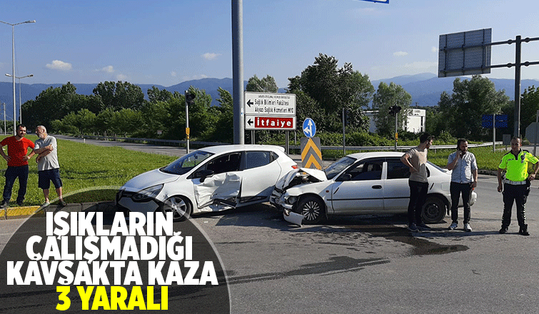 Akyazı'da kaza 3 yaralı