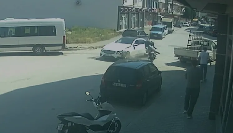 Akyazı'da kaza anı kamerada; Ehliyetsiz çıktı