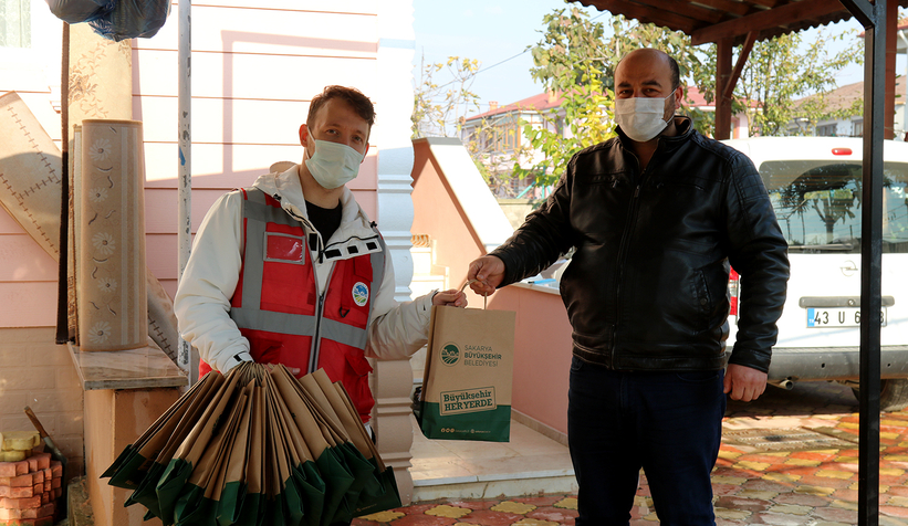 Akyazı'da maske ve dezenfektan dağıtıldı