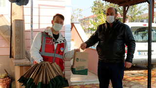 Akyazı'da maske ve dezenfektan dağıtıldı