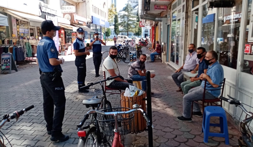 Akyazı'da maske ve sosyal mesafe denetimi