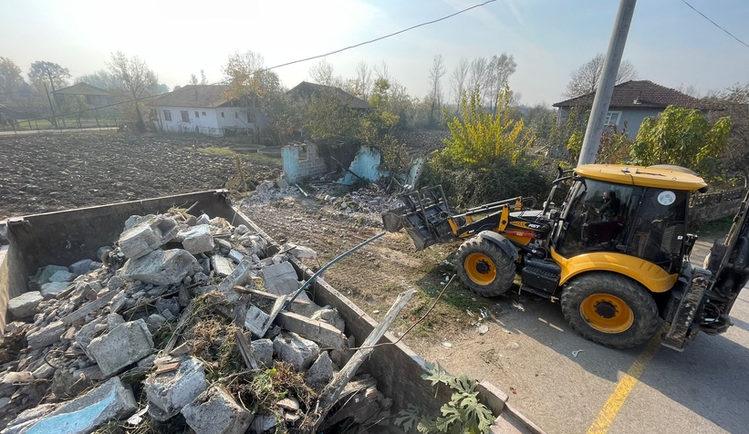 Akyazı'da metruk binalar yıkılıyor