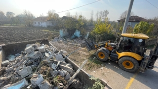 Akyazı'da metruk binalar yıkılıyor