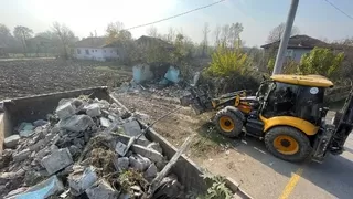 Akyazı'da metruk binalar yıkılıyor