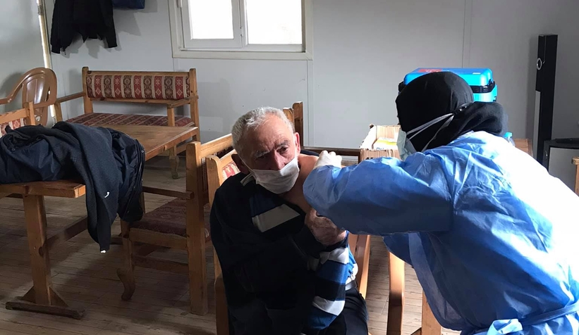 Akyazı'da mobil aşı ekipleri ile köylerdeki yaşlılara ulaşılıyor