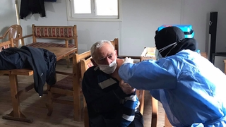 Akyazı'da mobil aşı ekipleri ile köylerdeki yaşlılara ulaşılıyor