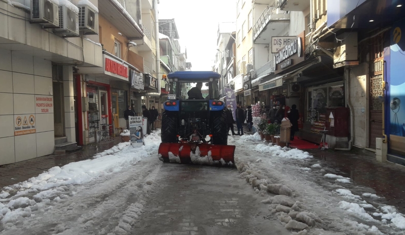 Akyazı'da muhtar ilçe merkezinde traktörle kar küredi