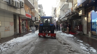 Akyazı'da muhtar ilçe merkezinde traktörle kar küredi
