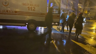 Akyazı'da otomobil kasap dükkanına giriyordu