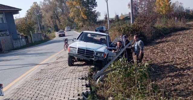 Akyazı'da otomobil tarlaya uçtu