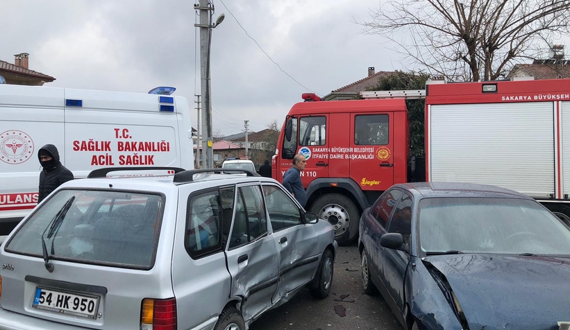 Akyazı'da otomobiller çarpıştı 3 çocuk yaralı