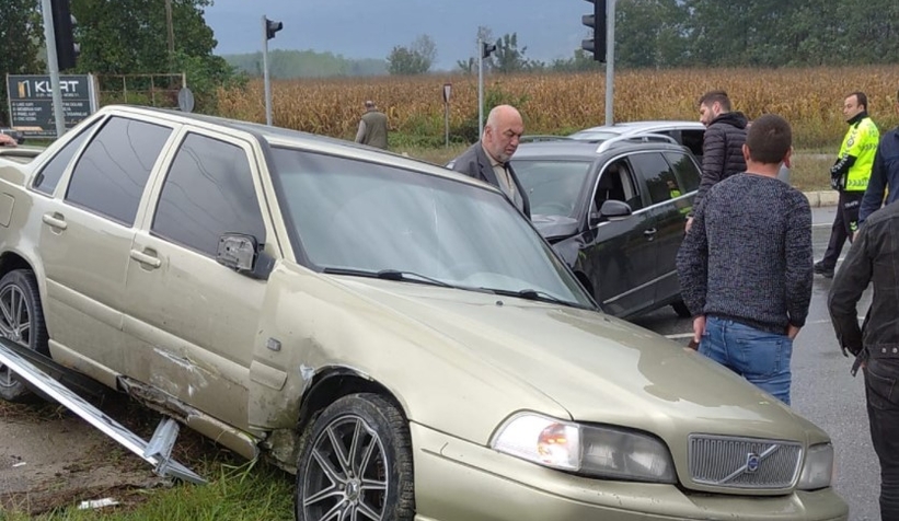 Akyazı'da otomobiller çarpıştı
