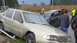 Akyazı'da otomobiller çarpıştı