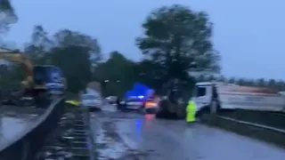 Akyazı'da sel alarmı; Köprü trafiğe kapatıldı