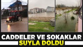 Akyazıda şiddetli yağış cadde ve sokaklara göle çevirdi
