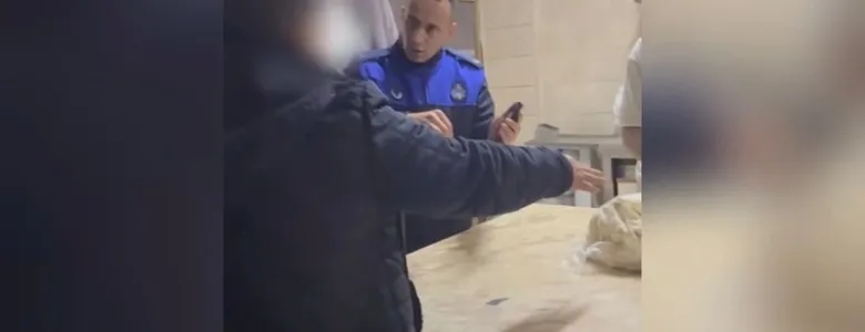 Akyazı'da skandal görüntü; Ayakları ile hamur yoğurdu