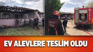 Akyazı'da tek katlı ev yandı