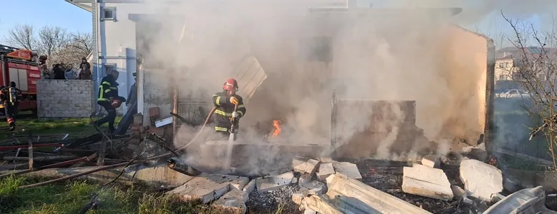 Akyazı'da yangın; Patlama sesi paniğe neden oldu