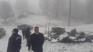 Akyazı'da yayla evi yangında tamamen yandı.