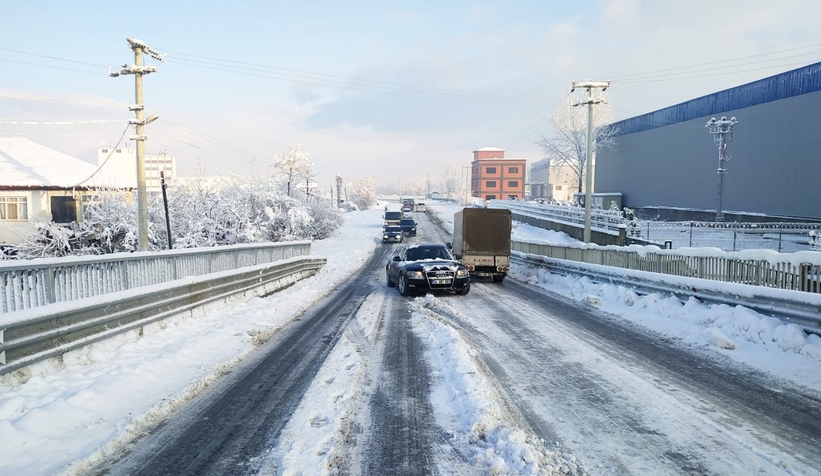 Akyazı'da yollar buz pistine döndü
