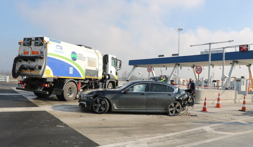 Akyazı'da zincirleme kaza: 2 yaralı