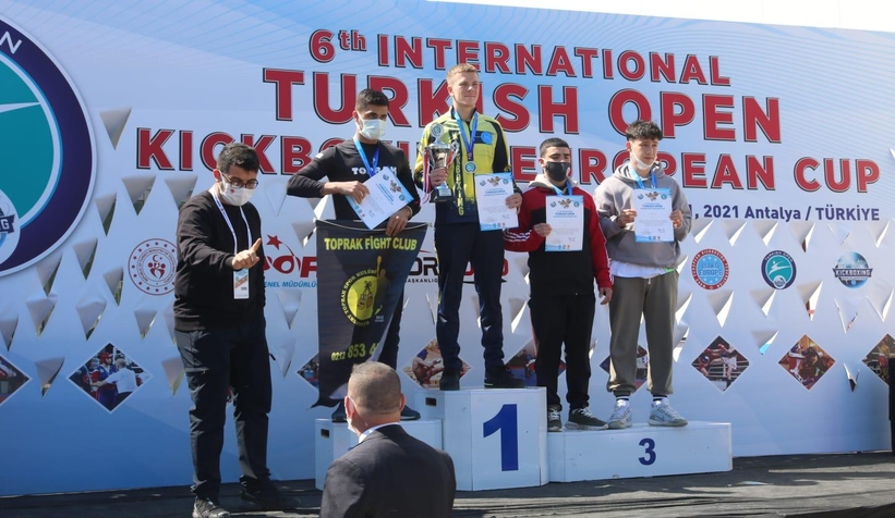 Akyazı Kick Boksçular şampiyonaya damga vurdu