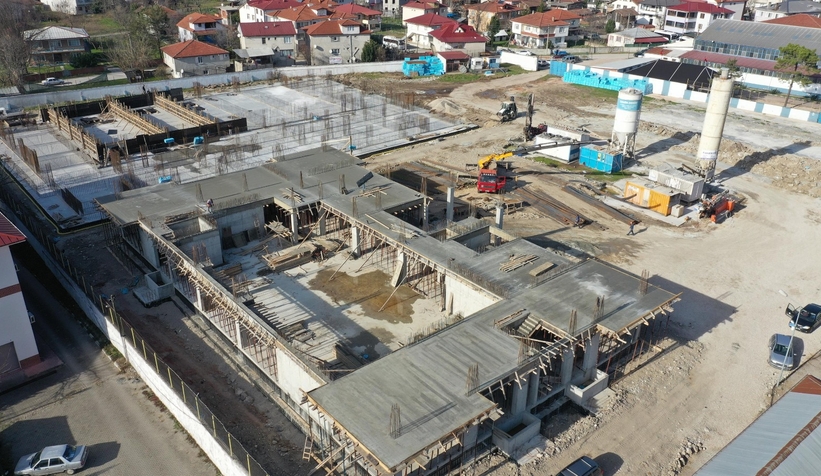 Akyazı Spor Kompleksi'nin ilk kat kaba inşaatı tamamlandı