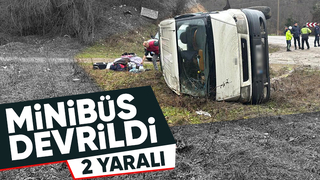Akyazı yolunda minibüs devrildi 2 yaralı