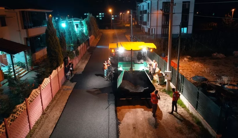 Akyazı’da asfalt çalışmaları gece-gündüz sürüyor