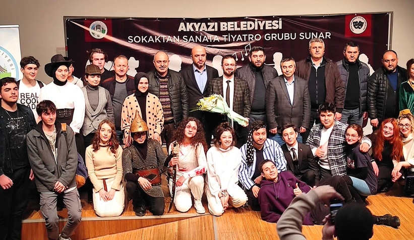 Akyazı’da iki farklı tiyatro oyunu sergilendi
