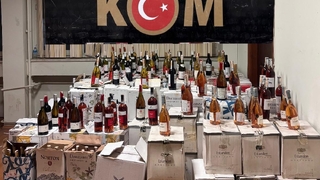 Akyazı’da iş yerine baskın: Binlerce kaçak içki ele geçirildi