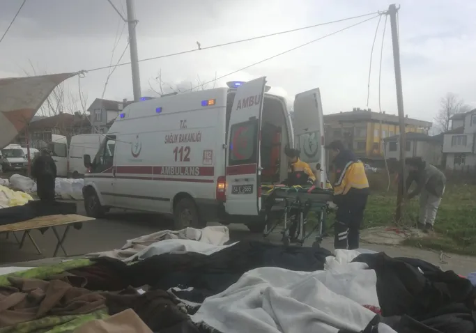 Akyazı’da kuvvetli rüzgâr pazarı vurdu: 1 kadın yaralandı