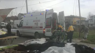 Akyazı’da kuvvetli rüzgâr pazarı vurdu: 1 kadın yaralandı