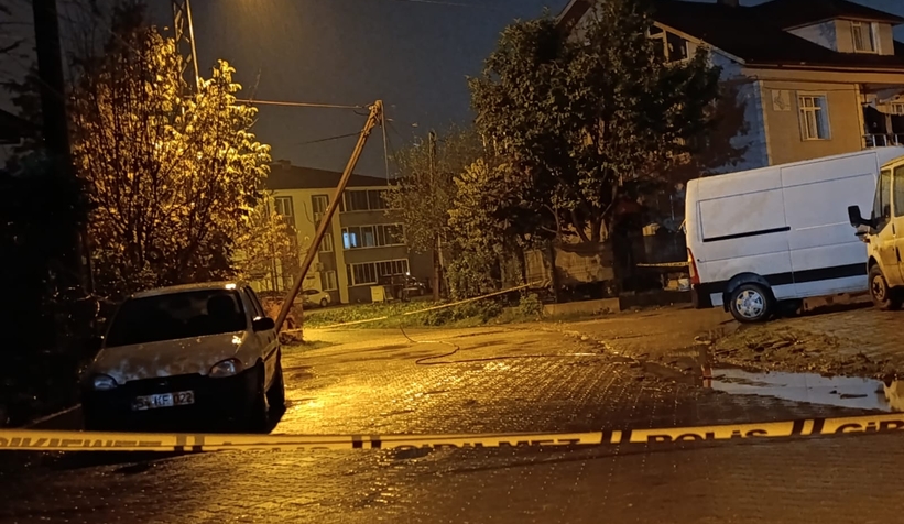 Akyazı’da telefon direği yan yattı