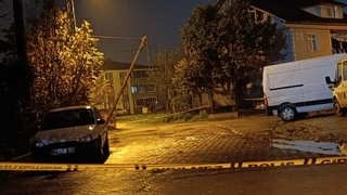 Akyazı’da telefon direği yan yattı