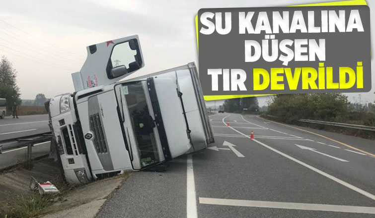 Akyazıda tır devrildi